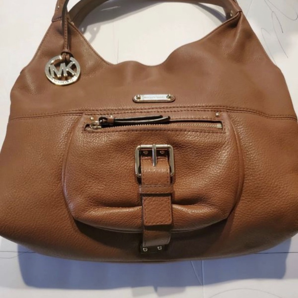 Michael kors bag like new. Only used once.